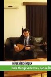 Gönüllerde taht kuran Türk Halk Müziği sanatçısı Hüseyin Şimşek Sahne öncesi prova yaparken.