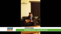 Gönüllerde taht kuran Türk Halk Müziği sanatçısı Hüseyin Şimşek Sahne öncesi prova yaparken.