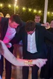 Rüya gibi düğünde Yılmaz ve Basdil ailelerinin dostları bu mutlu güne tanıklık etti.